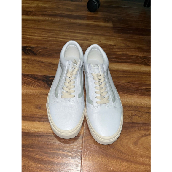 Vans Men’s Old Skool sneakers in vintage white with gray pop. Price is Firm! - Picture 3 of 4